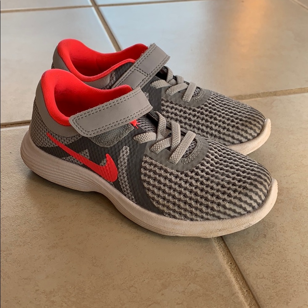 Nike girls Revolution 4